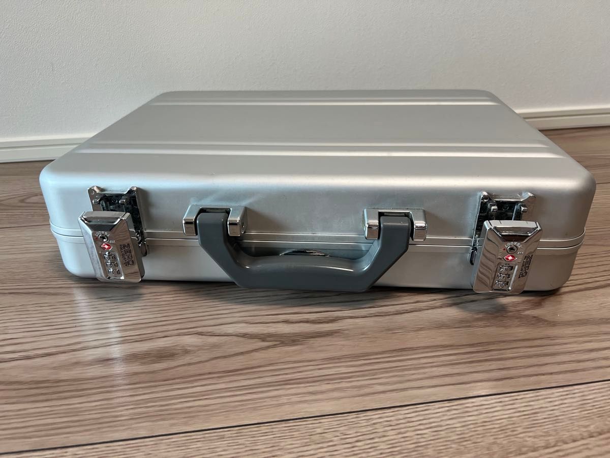 ZERO HALLIBURTON ゼロハリバートン アタッシュケース シルバー ZERO HALLIBURTON ゼロハリバートン アタッシュケース シルバー