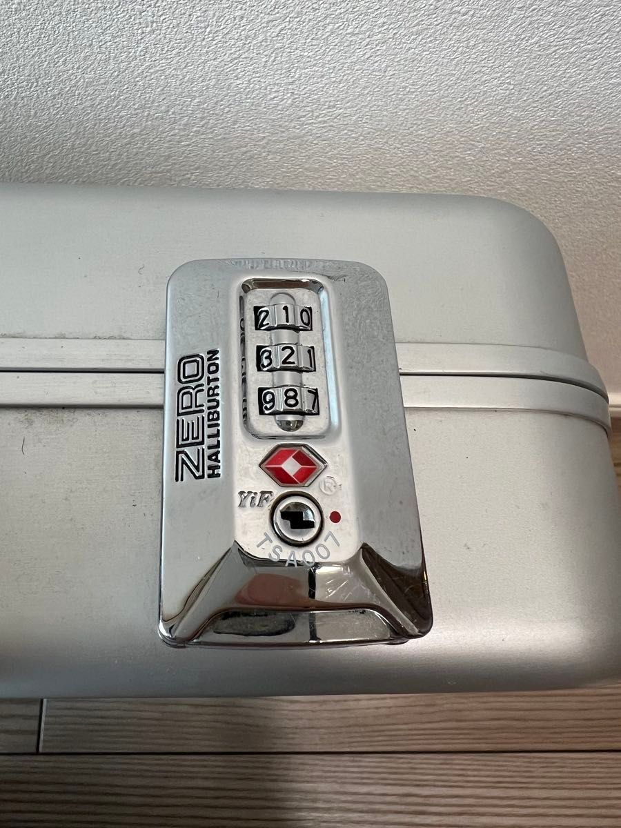 ZERO HALLIBURTON ゼロハリバートン アタッシュケース シルバー ZERO HALLIBURTON ゼロハリバートン アタッシュケース シルバー