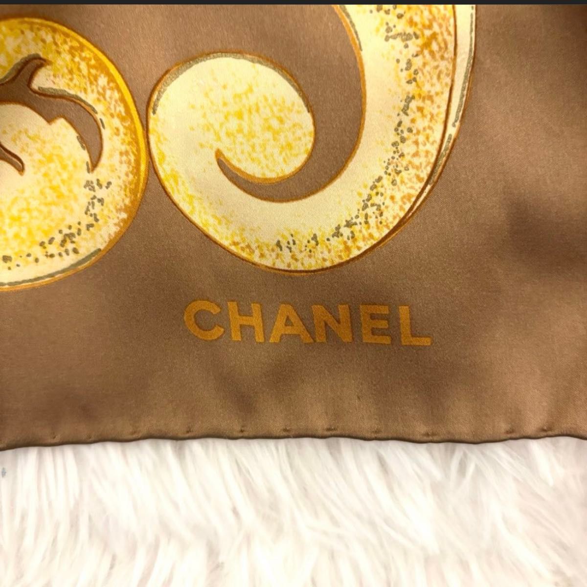 CHANEL シャネルスカーフ ストール 花柄 鳥 ベージュ イエロー CHANEL シャネルスカーフ ストール 花柄 鳥 ベージュ イエロー