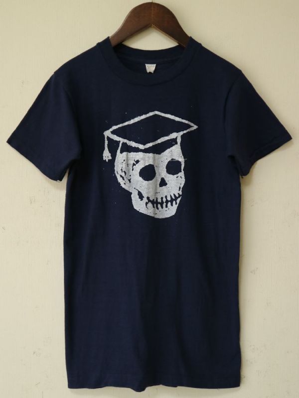 最先端 S US- 紺 Ｔシャツ プリント カレッジ ビンテージ ” Hat Graduation Skull ” 1970s // フリーメイソン 秘密結社 ボーンズ アンド スカル イラスト、キャラクター