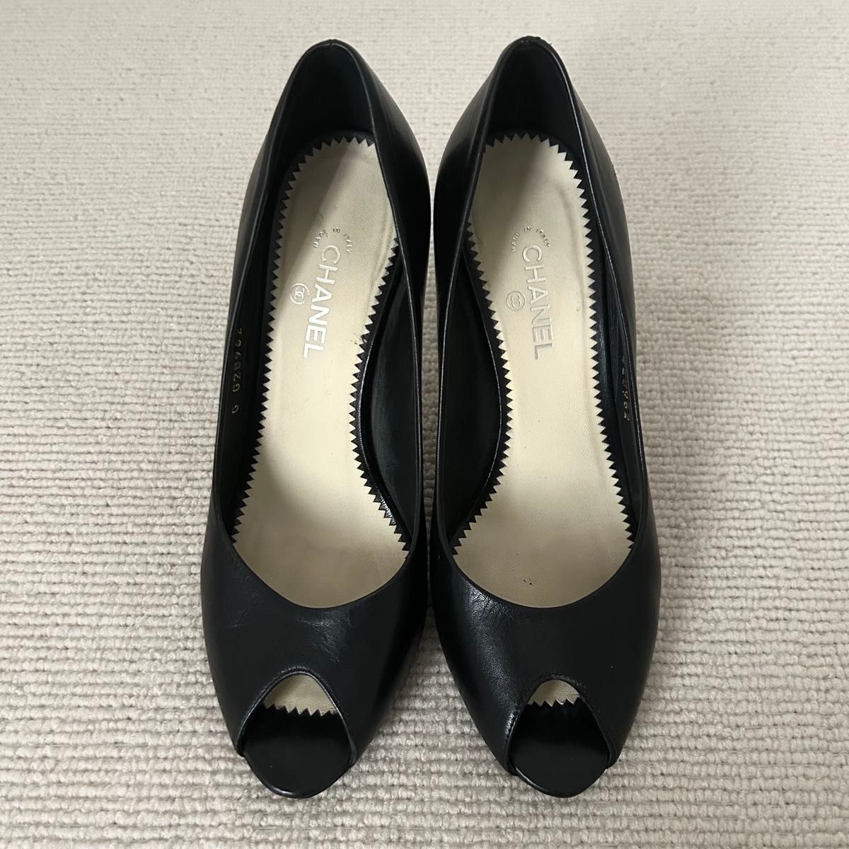 CHANEL シャネル パンプス オープントゥ ココマーク 黒 23 5cm CHANEL シャネル パンプス オープントゥ ココマーク 黒 23 5cm