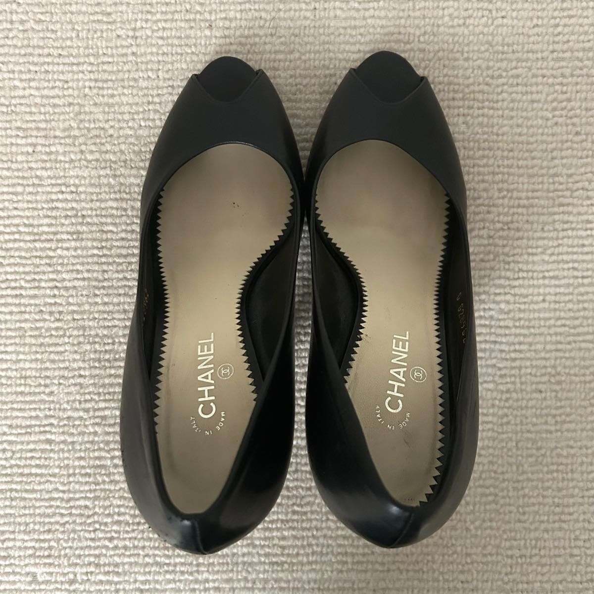 CHANEL シャネル パンプス オープントゥ ココマーク 黒 23 5cm CHANEL シャネル パンプス オープントゥ ココマーク 黒 23 5cm
