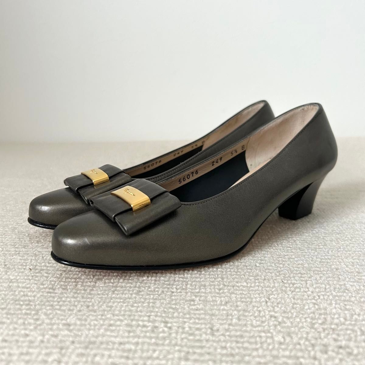 美品 Ferragamo フェラガモ パンプス ロゴ ローヒール 23cm 美品 Ferragamo フェラガモ パンプス ロゴ ローヒール 23cm