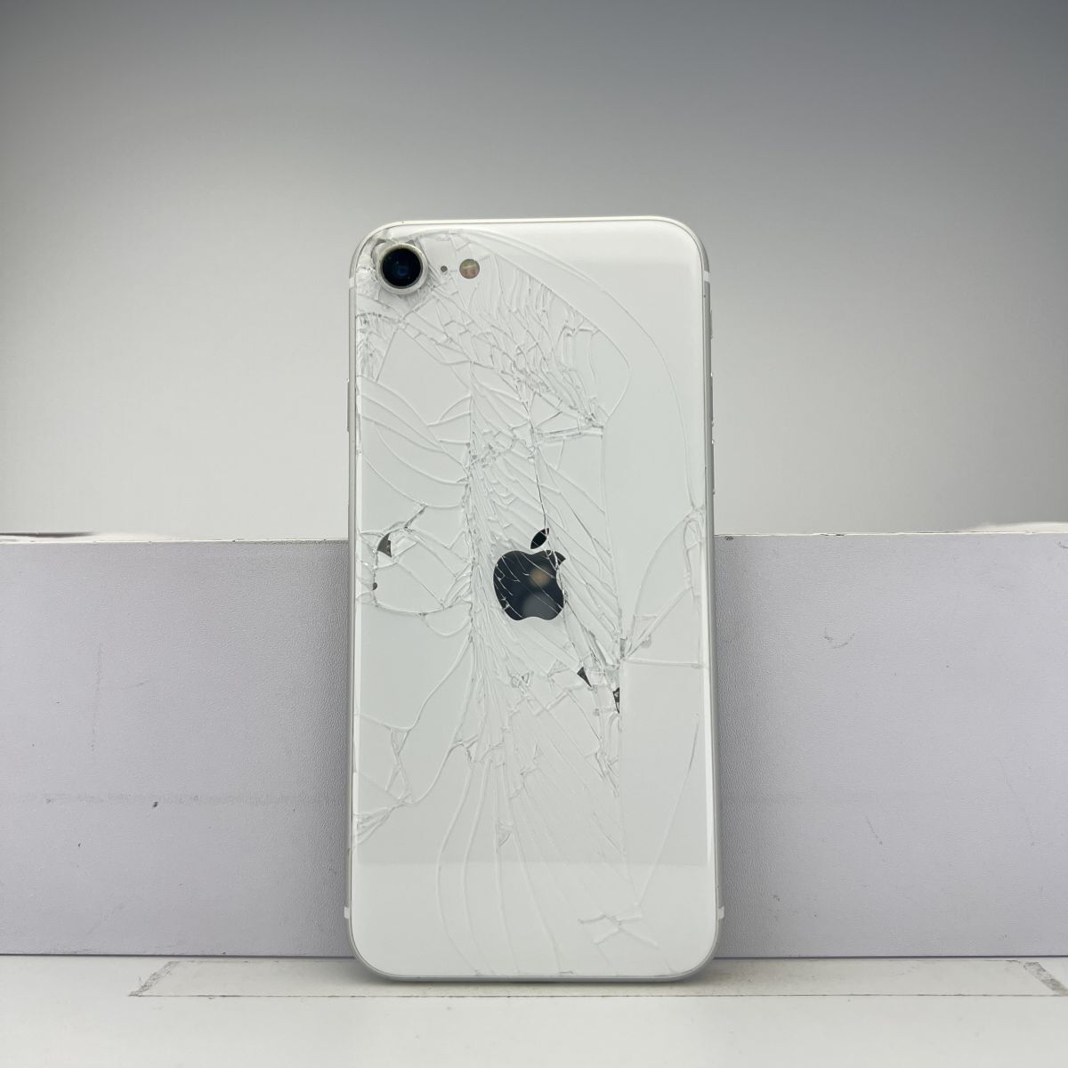 iPhoneSE2 64GB 第2世代 ホワイト SIMフリー 訳あり品 ジャンク iPhoneSE2 64GB 第2世代 ホワイト SIMフリー 訳あり品 ジャンク