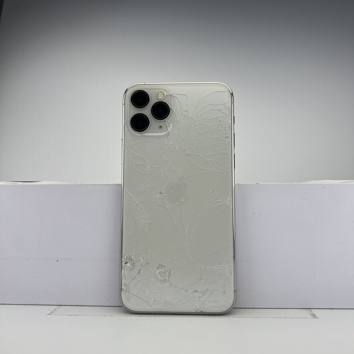 iPhone 11 Pro 256GB シルバー SIMフリー 訳あり品 ジャンク iPhone 11 Pro 256GB シルバー SIMフリー 訳あり品 ジャンク