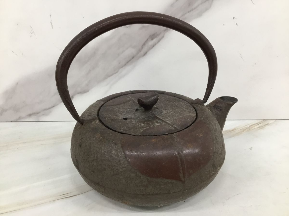 ○営KZ498-60 南部鉄器 岩鋳 柿の葉 鉄急須 鉄瓶 茶道具 工芸品 ○営KZ498-60 南部鉄器 岩鋳 柿の葉 鉄急須 鉄瓶 茶道具 工芸品