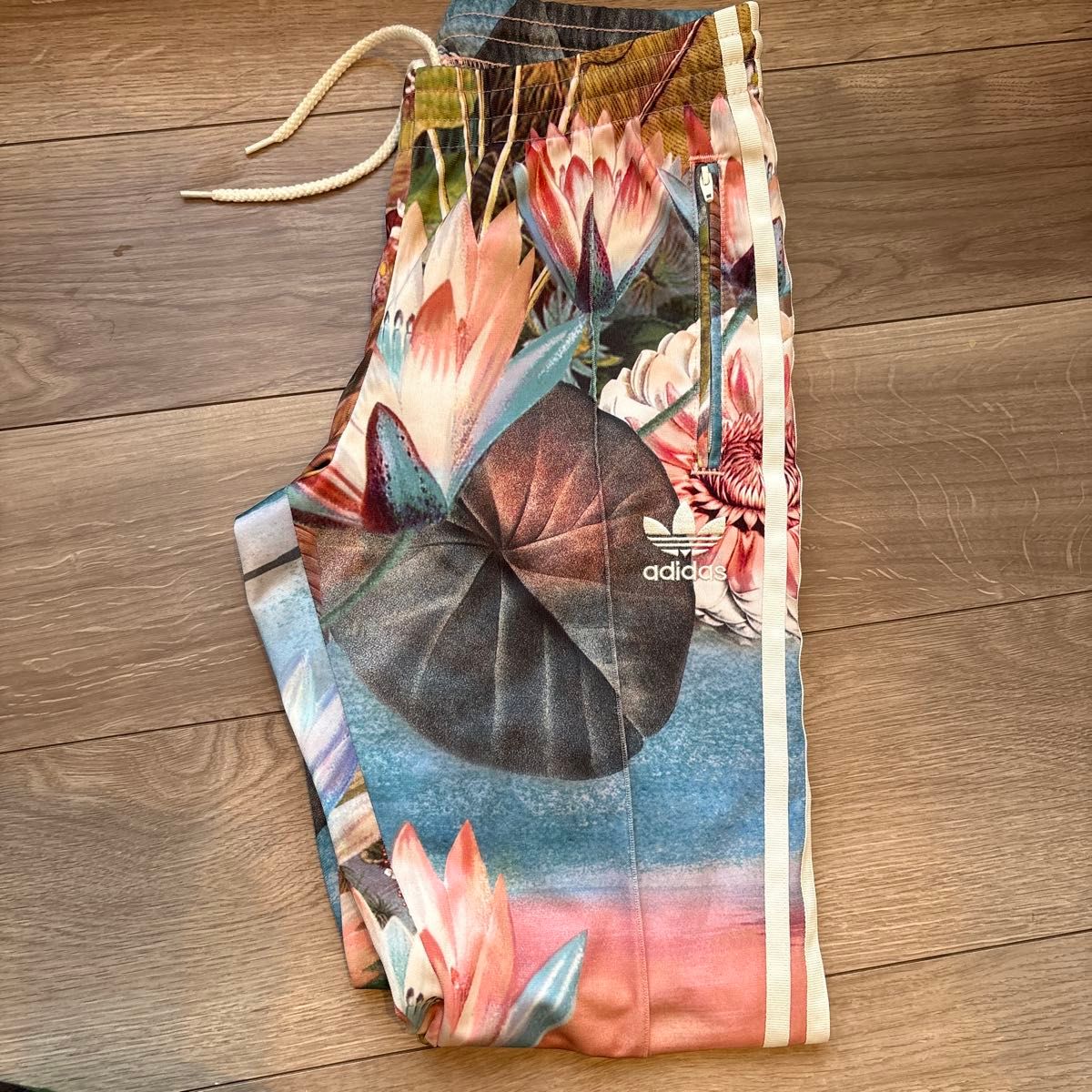 adidas 総柄 トラックパンツ 花柄 フラワー ボタニカル柄|Yahoo adidas 総柄 トラックパンツ 花柄 フラワー ボタニカル柄|Yahoo