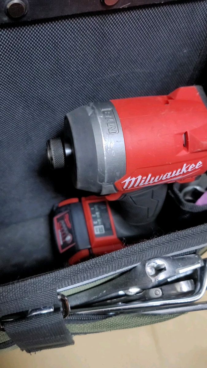 ミルウォーキーインパクトドライバー M18 バッテリー付き