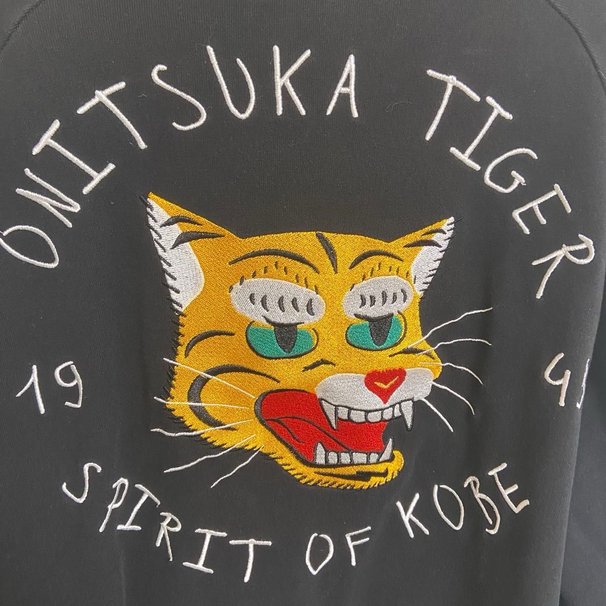 Onitsuka Tiger OVERSIZED TOP 虎刺繍 トレーナー スウェット 黒 Onitsuka Tiger OVERSIZED TOP 虎刺繍 トレーナー スウェット 黒