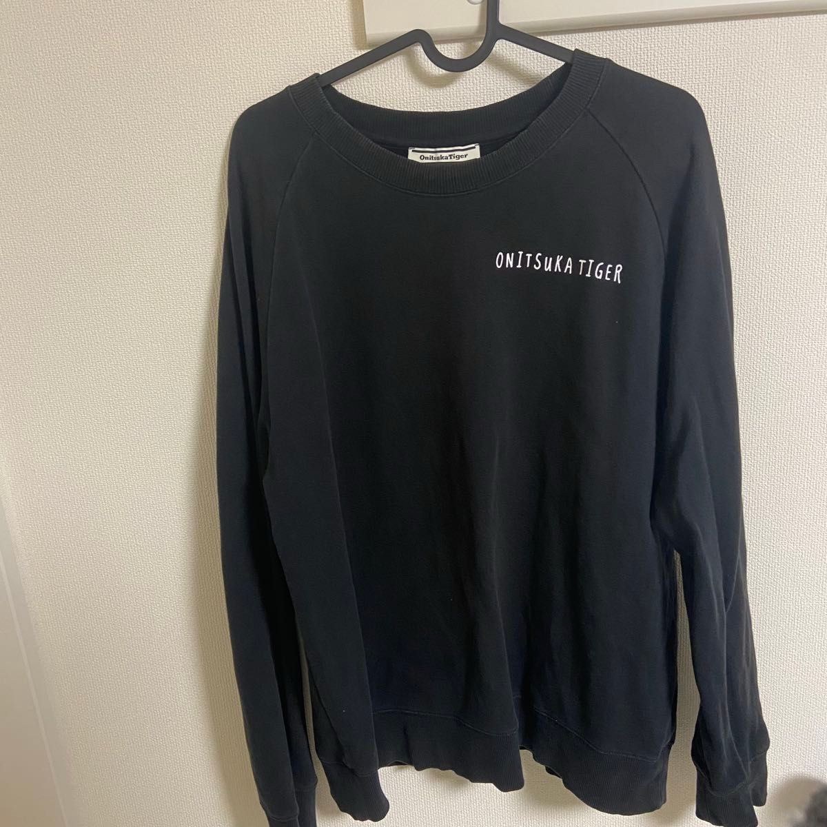 Onitsuka Tiger OVERSIZED TOP 虎刺繍 トレーナー スウェット 黒 Onitsuka Tiger OVERSIZED TOP 虎刺繍 トレーナー スウェット 黒