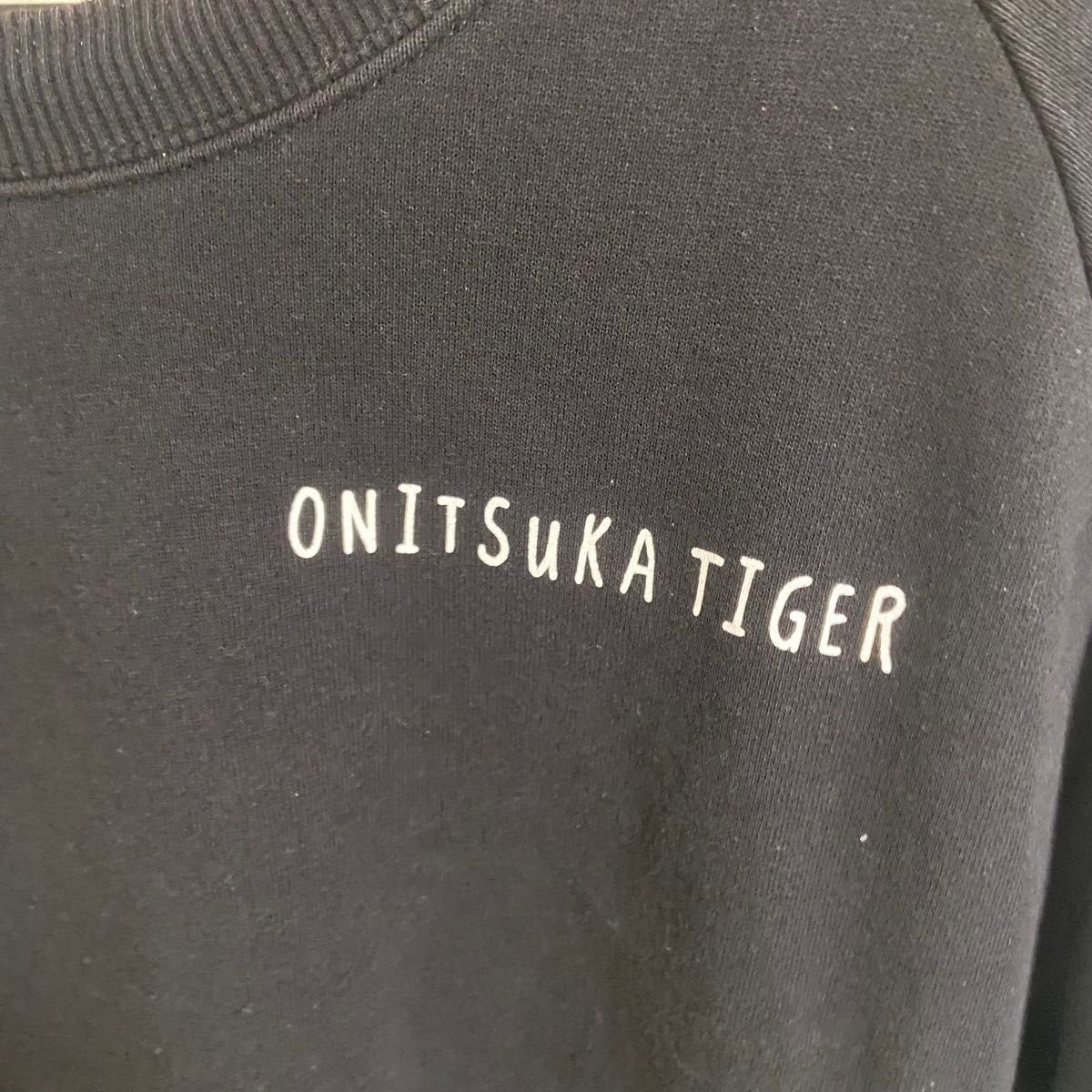 Onitsuka Tiger OVERSIZED TOP 虎刺繍 トレーナー スウェット 黒 Onitsuka Tiger OVERSIZED TOP 虎刺繍 トレーナー スウェット 黒