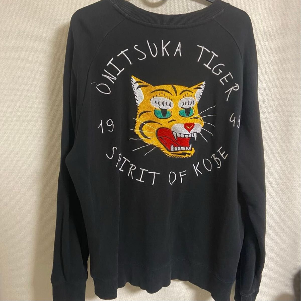 Onitsuka Tiger OVERSIZED TOP 虎刺繍 トレーナー スウェット 黒 Onitsuka Tiger OVERSIZED TOP 虎刺繍 トレーナー スウェット 黒