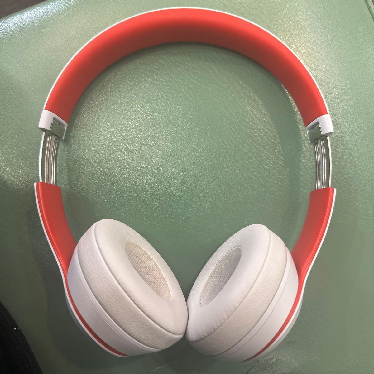 Beats Solo 2 ワイヤレスヘッドホン ホワイト/レッド ジャンク Beats Solo 2 ワイヤレスヘッドホン ホワイト/レッド ジャンク