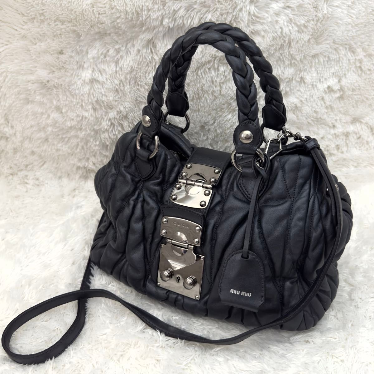 極上美品 MIUMIU ミュウミュウ マテラッセ ショルダーバッグ 極上美品 MIUMIU ミュウミュウ マテラッセ ショルダーバッグ