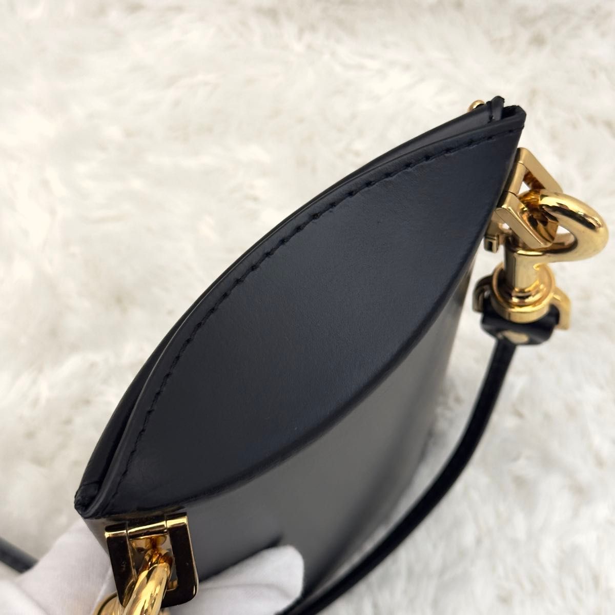 極美品 sacai ショルダーバッグ ゴールド金具 ピローボックス 黒 極美品 sacai ショルダーバッグ ゴールド金具 ピローボックス 黒