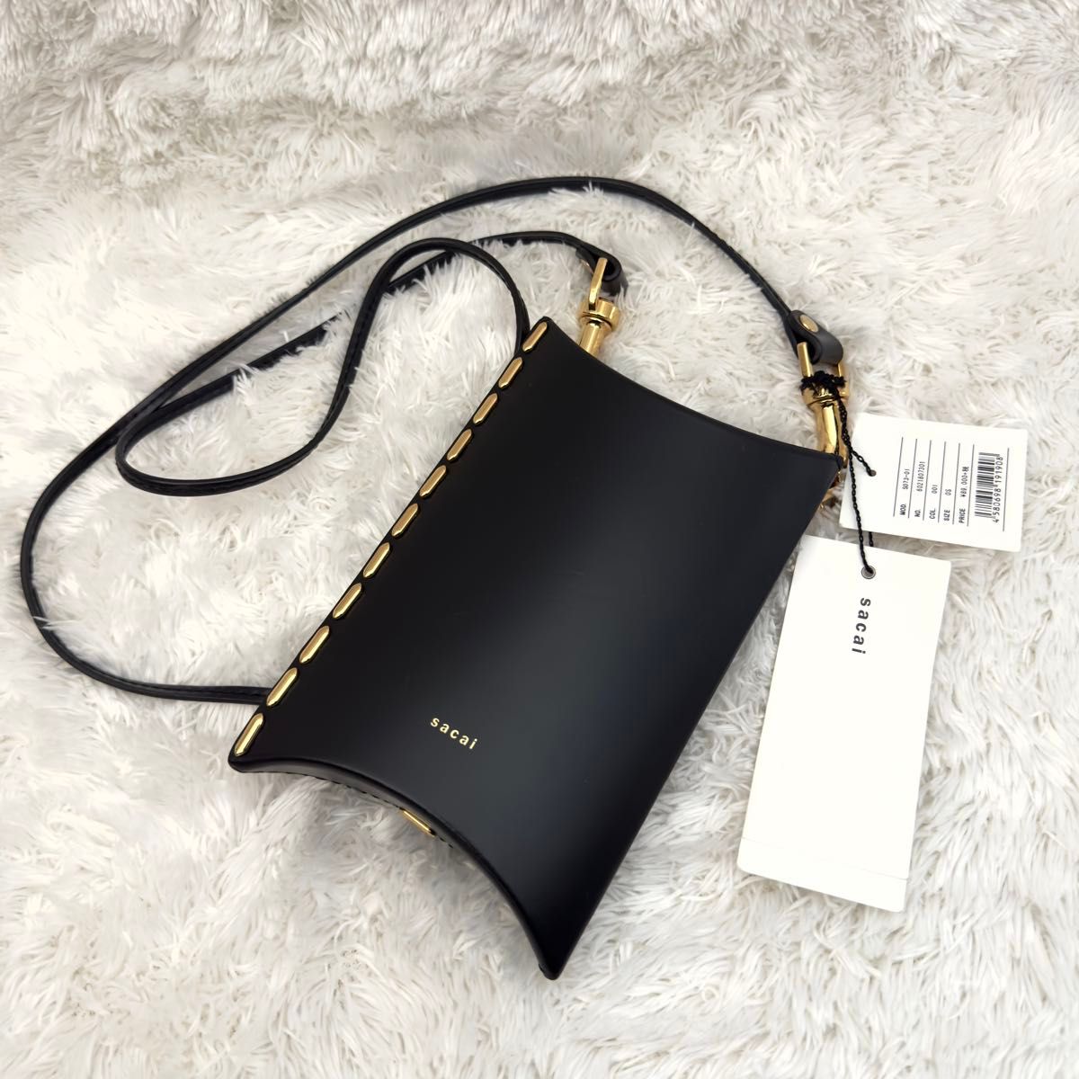 極美品 sacai ショルダーバッグ ゴールド金具 ピローボックス 黒 極美品 sacai ショルダーバッグ ゴールド金具 ピローボックス 黒