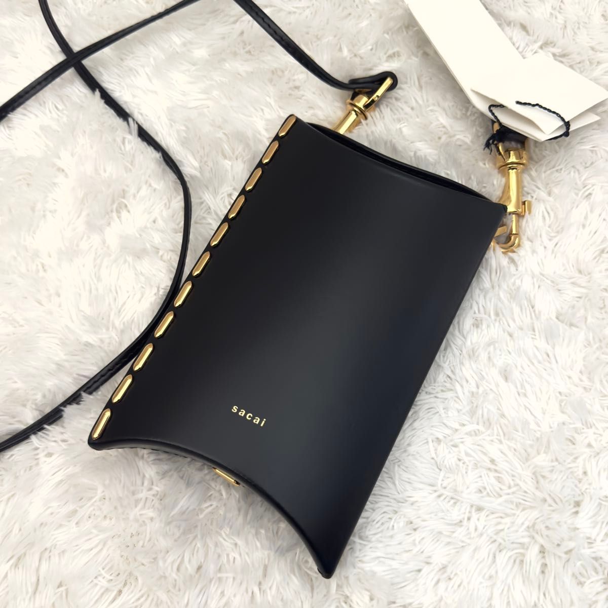 極美品 sacai ショルダーバッグ ゴールド金具 ピローボックス 黒 極美品 sacai ショルダーバッグ ゴールド金具 ピローボックス 黒