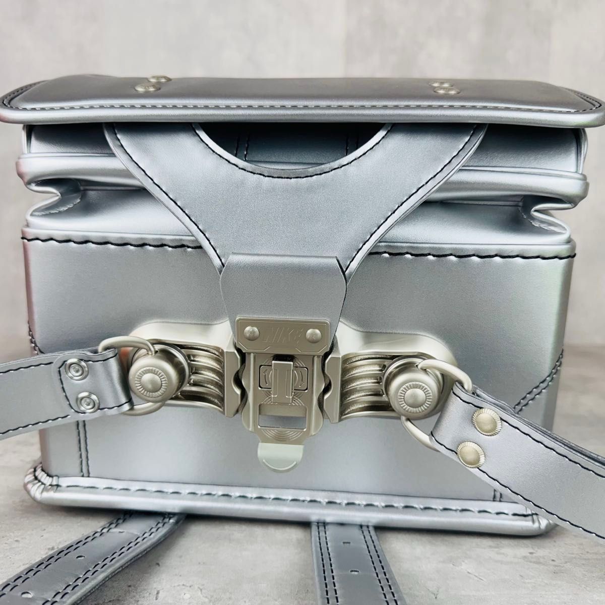 展示品 NIKE ナイキ ランドセル シルバー ブラック 激レア 人気 展示品 NIKE ナイキ ランドセル シルバー ブラック 激レア 人気