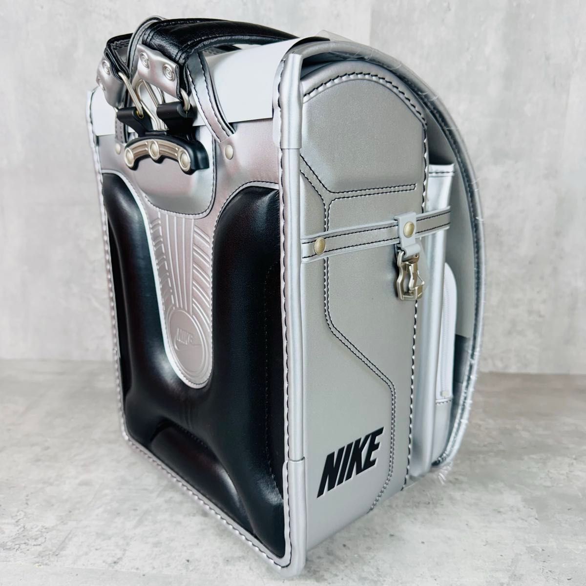展示品 NIKE ナイキ ランドセル シルバー ブラック 激レア 人気 展示品 NIKE ナイキ ランドセル シルバー ブラック 激レア 人気
