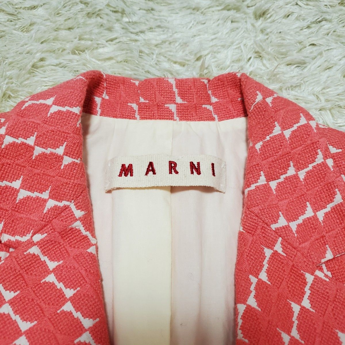 美品 MARNI マルニ テーラードジャケット 総柄 ボタンレス 40 美品 MARNI マルニ テーラードジャケット 総柄 ボタンレス 40