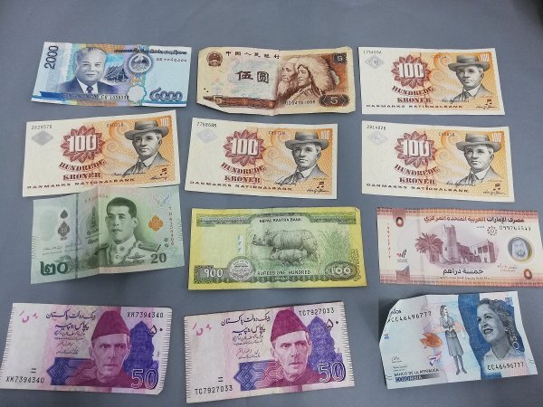0404B16 世界各国の紙幣 BANKNOTES 旧紙幣 おまとめ100枚 0404B16 世界各国の紙幣 BANKNOTES 旧紙幣 おまとめ100枚