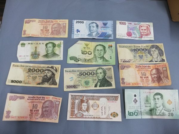 0404B16 世界各国の紙幣 BANKNOTES 旧紙幣 おまとめ100枚 0404B16 世界各国の紙幣 BANKNOTES 旧紙幣 おまとめ100枚