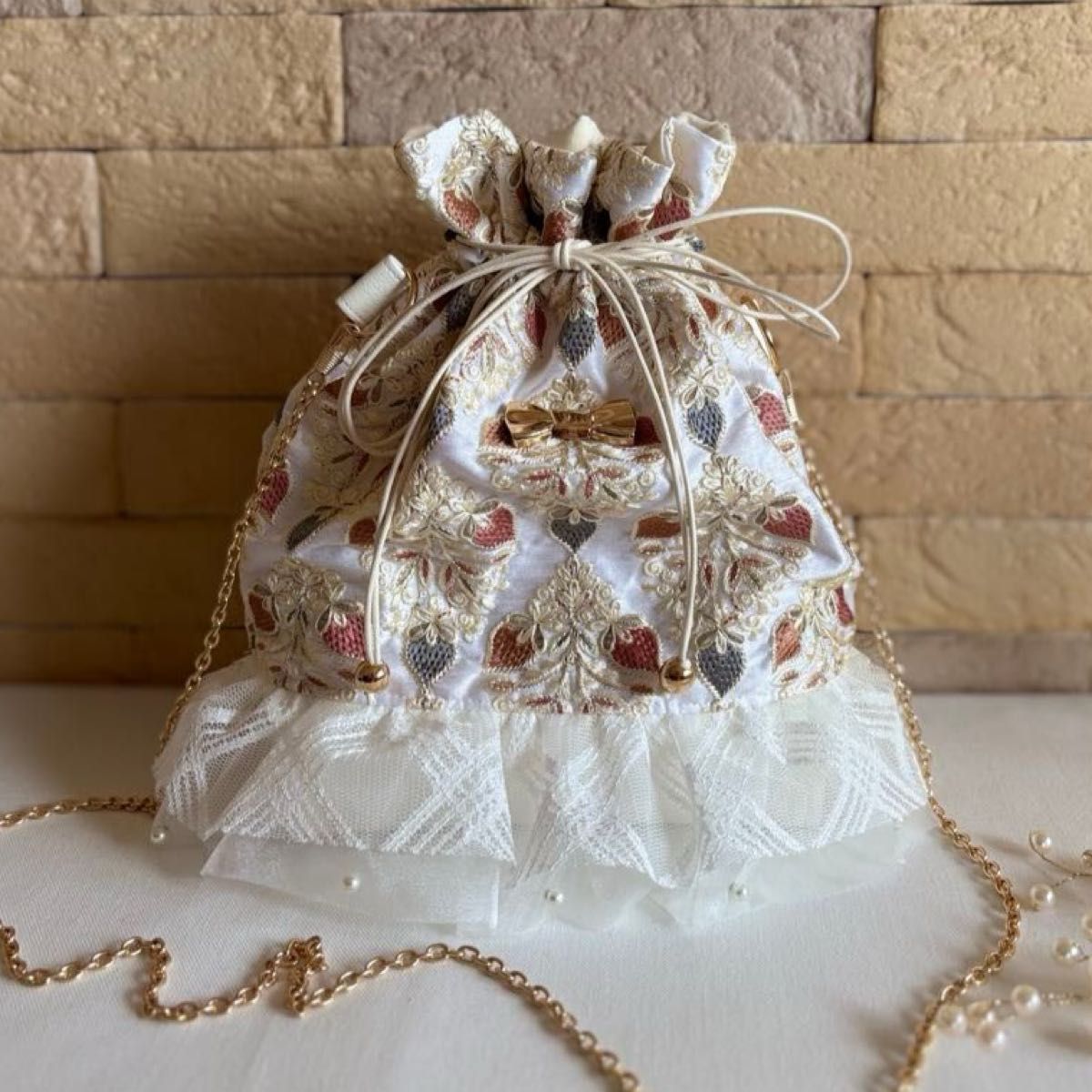 巾着バッグ インド刺繍生地 ショルダーバッグ パール付きフリル 巾着バッグ インド刺繍生地 ショルダーバッグ パール付きフリル