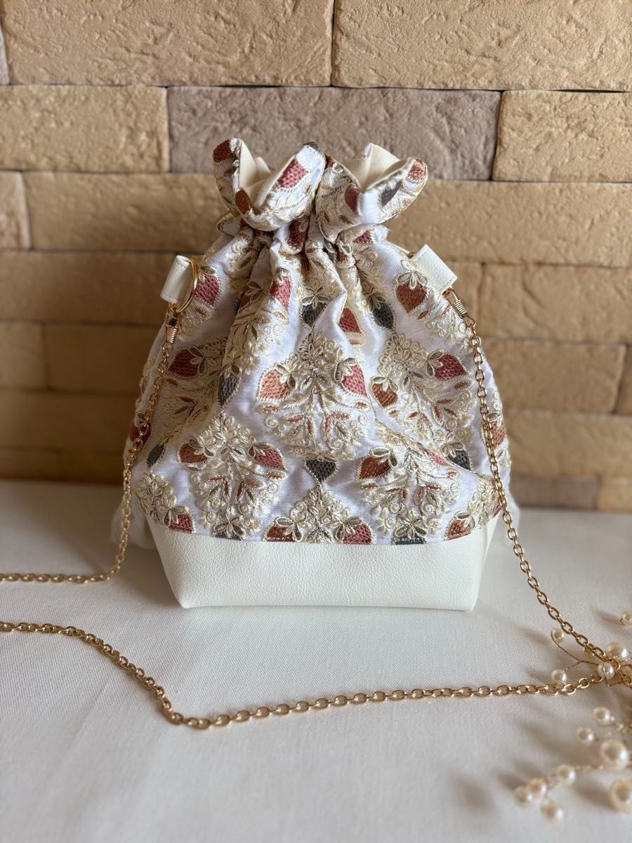 巾着バッグ インド刺繍生地 ショルダーバッグ パール付きフリル 巾着バッグ インド刺繍生地 ショルダーバッグ パール付きフリル
