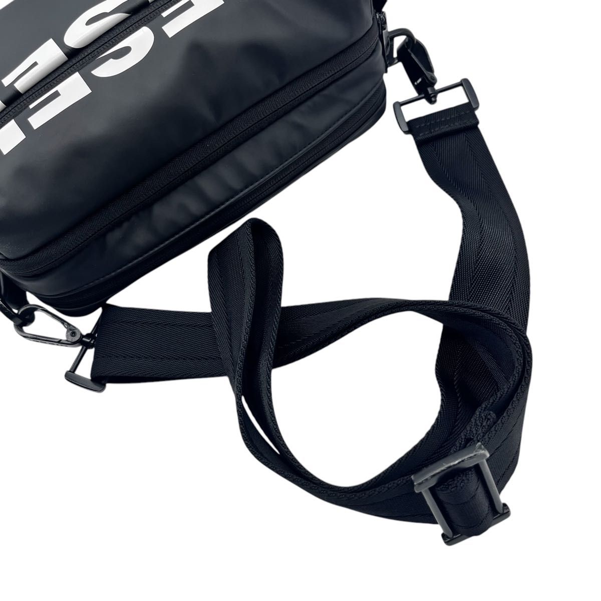 美品 DIESEL ディーゼル ショルダーバッグ ユニセックス ロゴ 美品 DIESEL ディーゼル ショルダーバッグ ユニセックス ロゴ