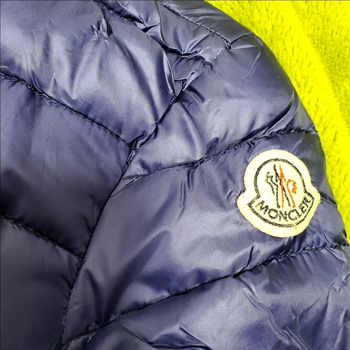 収納袋付 レア色 MONCLER ライト ダウン ジャケット 収納袋付 レア色 MONCLER ライト ダウン ジャケット