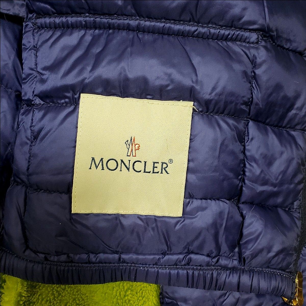 収納袋付 レア色 MONCLER ライト ダウン ジャケット 収納袋付 レア色 MONCLER ライト ダウン ジャケット