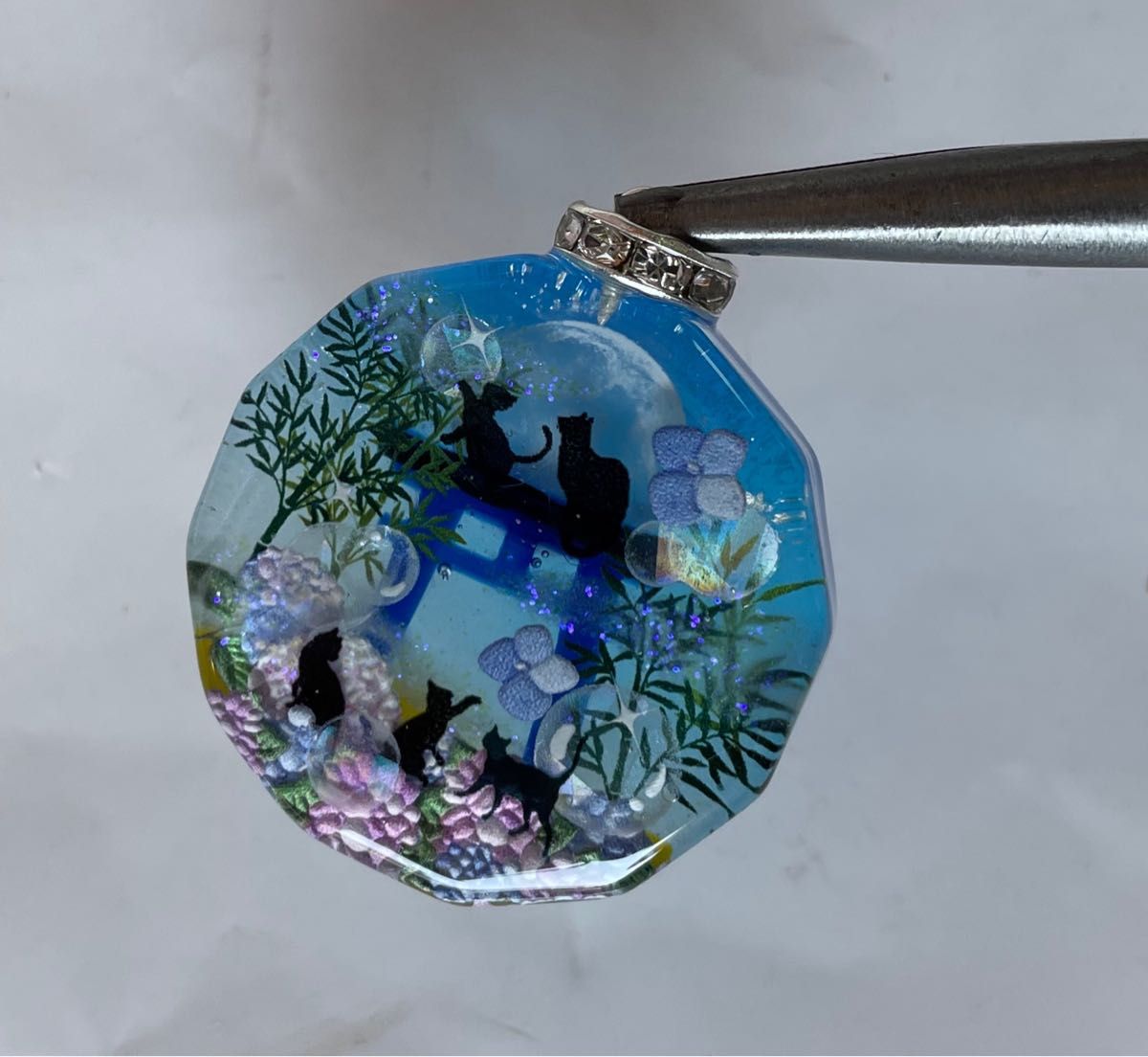 レジン/紫陽花と鳥居と子猫達 蓄光 オルゴナイトネックレス レジン/紫陽花と鳥居と子猫達 蓄光 オルゴナイトネックレス