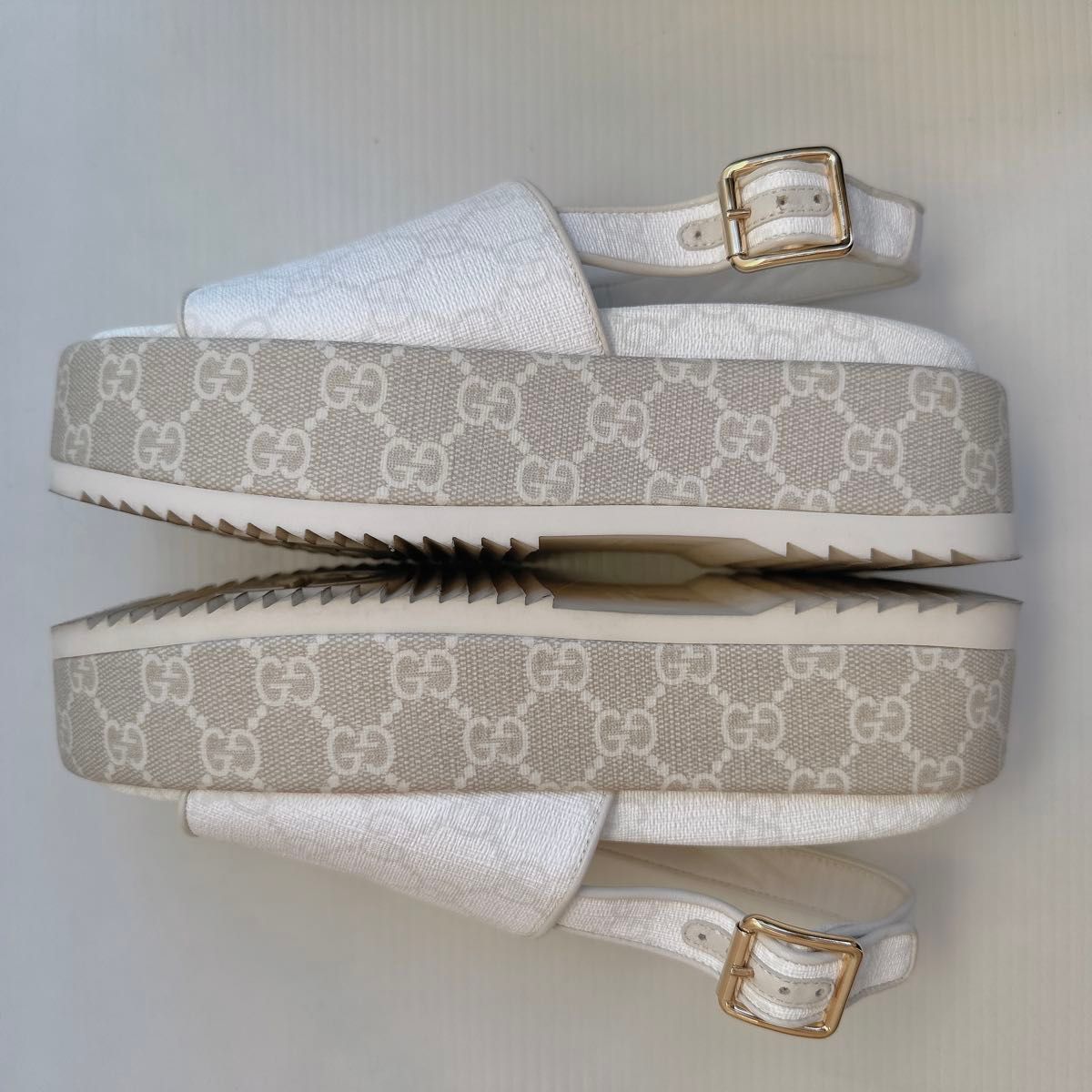 GUCCI GG柄 グッチ ロゴ入り 厚底 プラットフォーム ストラップ GUCCI GG柄 グッチ ロゴ入り 厚底 プラットフォーム ストラップ
