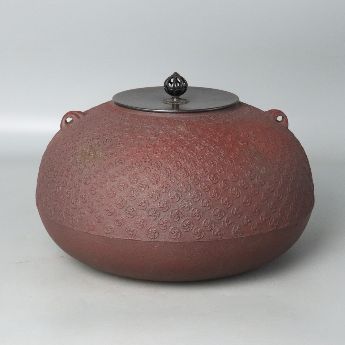 宙】釜師 畠春斎 平丸巴文釜 幅26.8cm 約3kg 共箱 唐銅蓋 茶道具 宙】釜師 畠春斎 平丸巴文釜 幅26.8cm 約3kg 共箱 唐銅蓋 茶道具