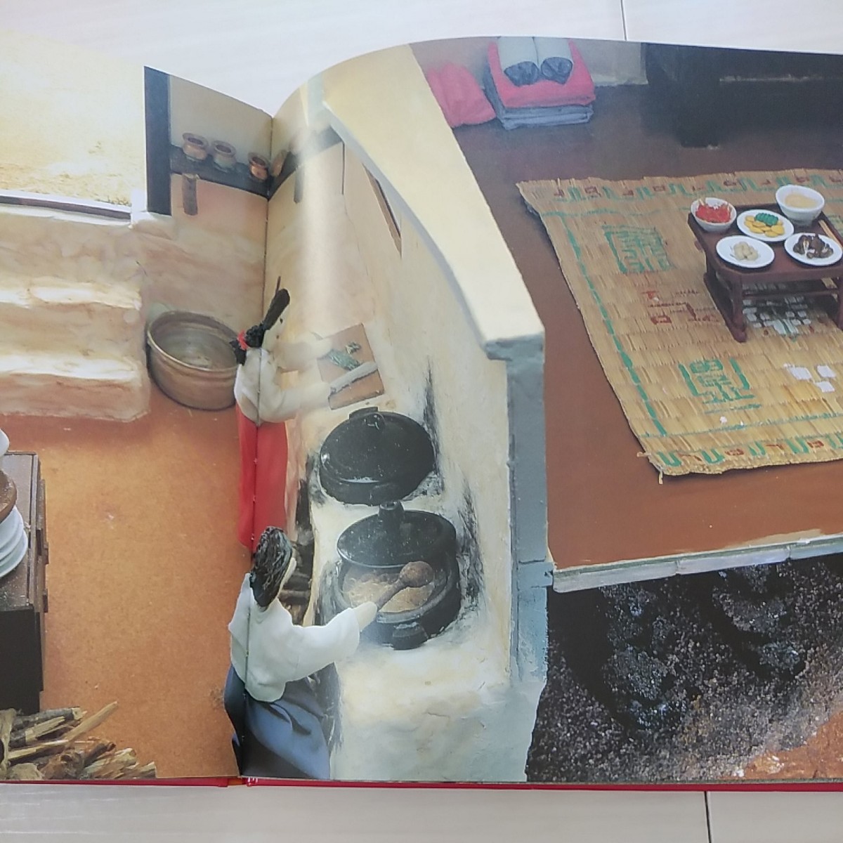 『どうぶつの手と足、世界の台所』ずかんライブラリー2冊 