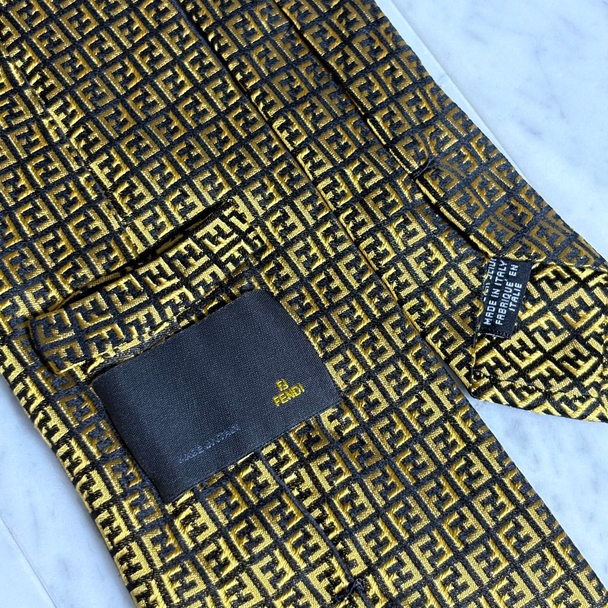 FENDI ネクタイ ブラック ゴールド ズッカ FFロゴ イタリア製 FENDI ネクタイ ブラック ゴールド ズッカ FFロゴ イタリア製