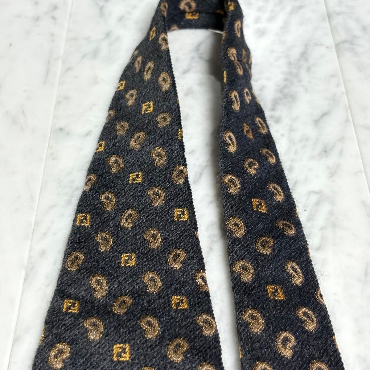FENDI フェンディ ネクタイ ダークグレー ペイズリー柄 ズッカ FENDI フェンディ ネクタイ ダークグレー ペイズリー柄 ズッカ