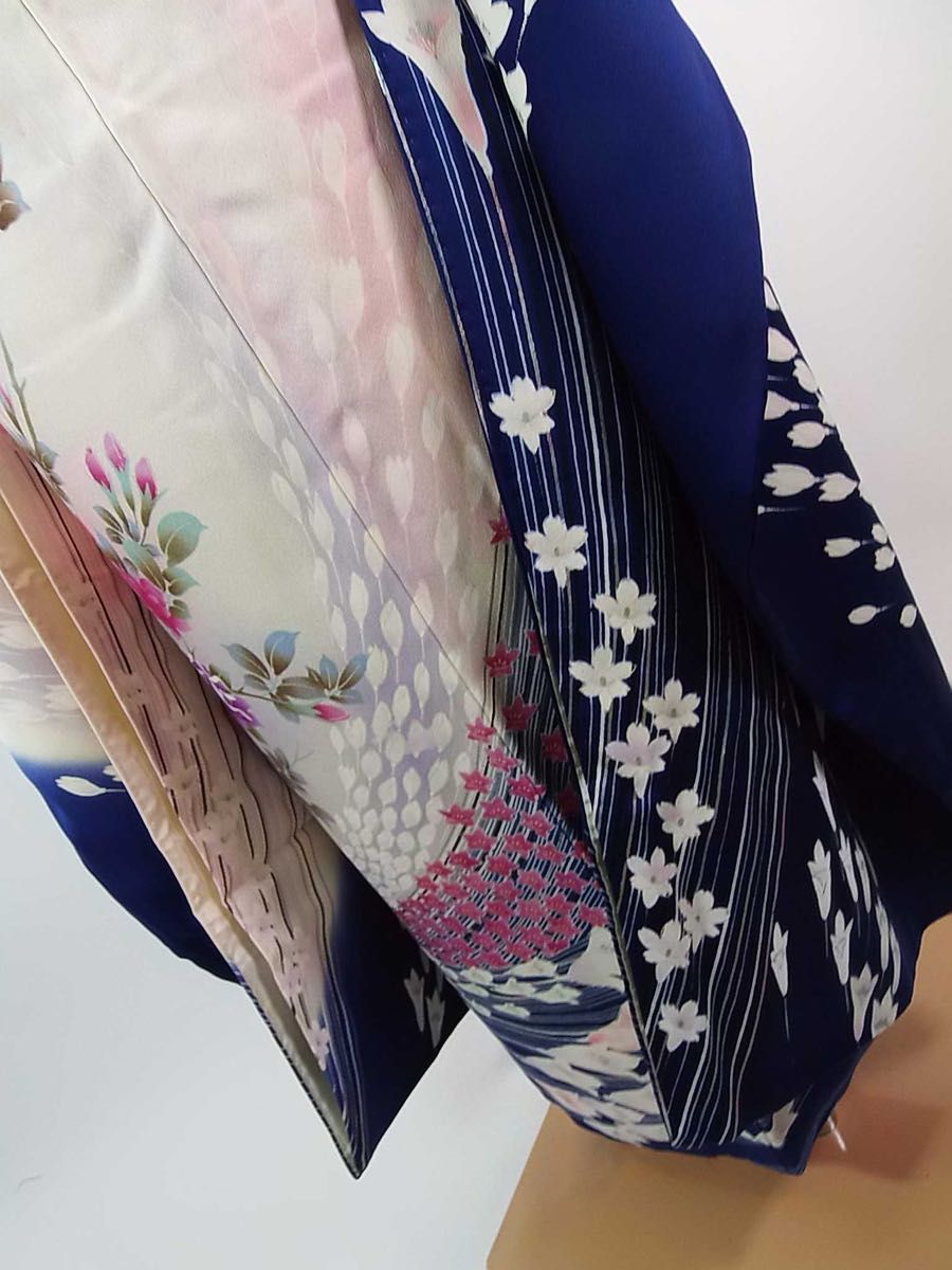 豪華 振袖 友禅 花文様 金駒刺繍 着物 正絹 アイボリー×紺色系 豪華 振袖 友禅 花文様 金駒刺繍 着物 正絹 アイボリー×紺色系