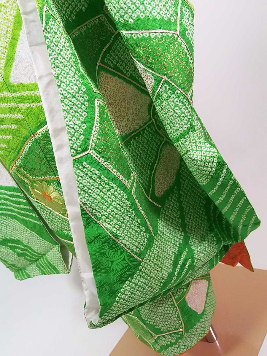 豪華 振袖 鹿子絞り 源氏車文様 金彩 金駒刺繍 正絹 緑色系 やや 豪華 振袖 鹿子絞り 源氏車文様 金彩 金駒刺繍 正絹 緑色系 やや