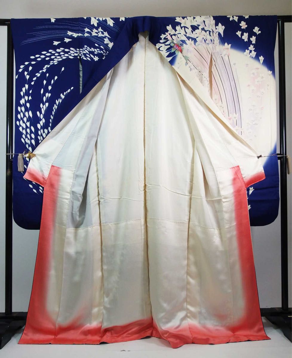 豪華 振袖 友禅 花文様 金駒刺繍 着物 正絹 アイボリー×紺色系 豪華 振袖 友禅 花文様 金駒刺繍 着物 正絹 アイボリー×紺色系