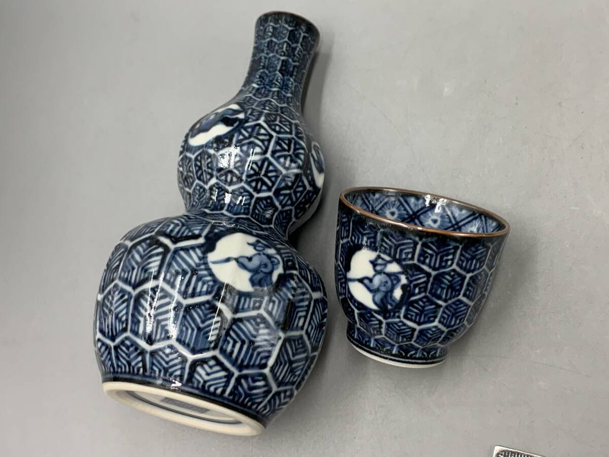 4#D/7047 平安利昌造 加藤利昌 青華鳥刺文酒器揃 徳利 2点 お 4#D/7047 平安利昌造 加藤利昌 青華鳥刺文酒器揃 徳利 2点 お