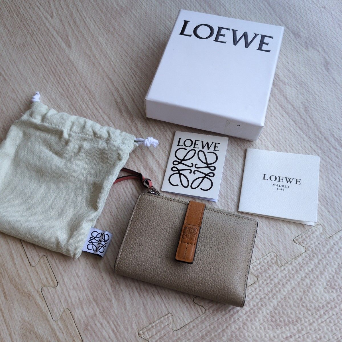 LOEWE 二つ折り財布 ベージュピンク|Yahoo!フリマ(旧PayPay LOEWE 二つ折り財布 ベージュピンク|Yahoo!フリマ(旧PayPay
