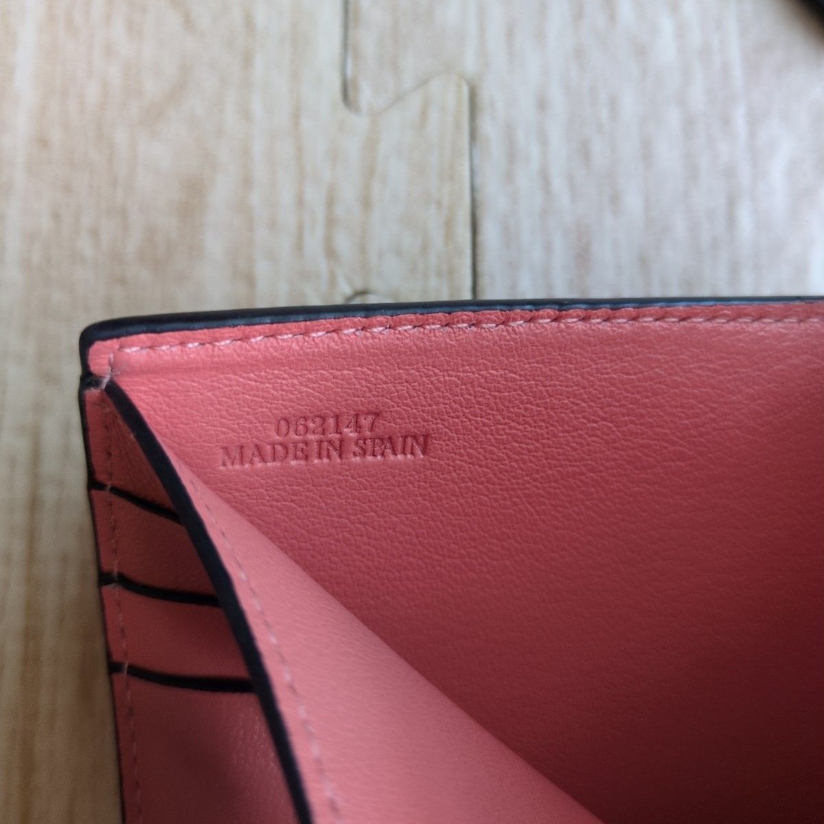 LOEWE 二つ折り財布 ベージュピンク|Yahoo!フリマ(旧PayPay LOEWE 二つ折り財布 ベージュピンク|Yahoo!フリマ(旧PayPay