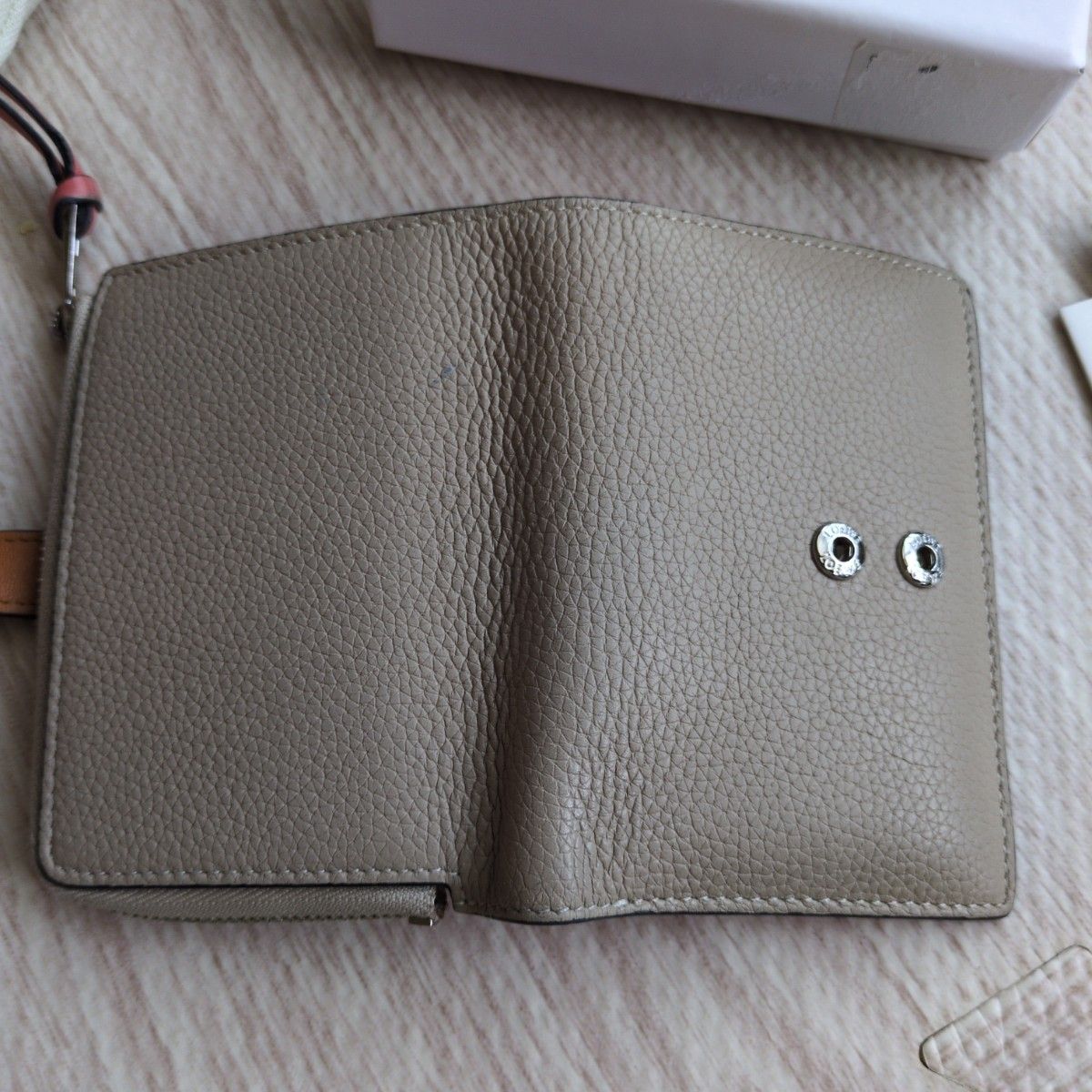 LOEWE 二つ折り財布 ベージュピンク|Yahoo!フリマ(旧PayPay LOEWE 二つ折り財布 ベージュピンク|Yahoo!フリマ(旧PayPay