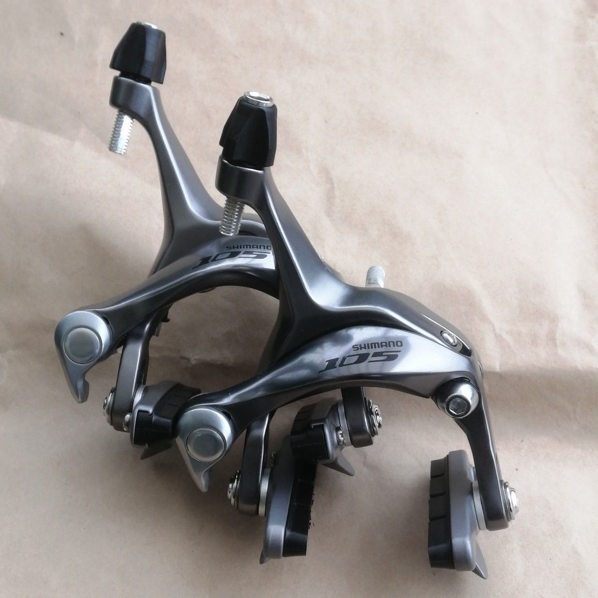 新品 シマノ 105 キャリパーブレーキ BR-5700 前後 未組付品 新品 シマノ 105 キャリパーブレーキ BR-5700 前後 未組付品