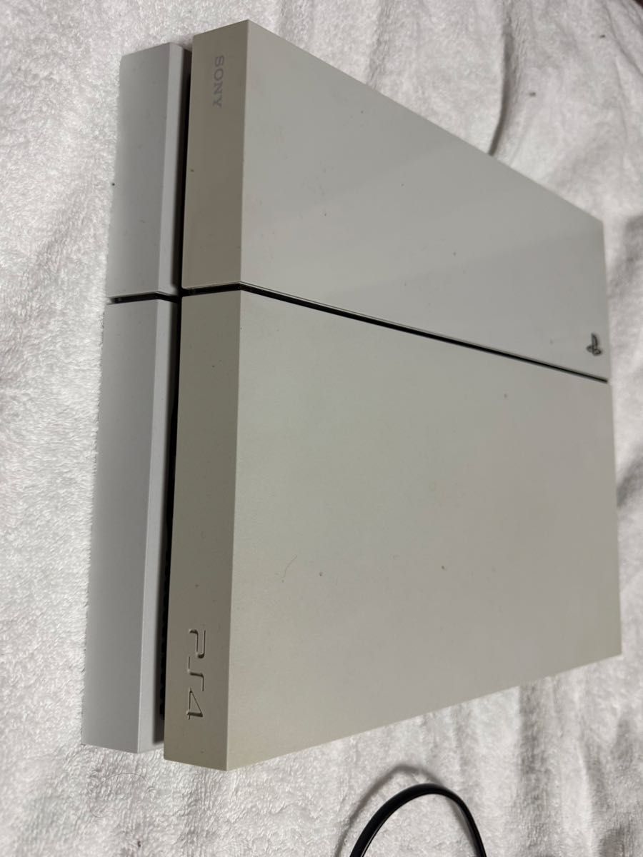 PS4本体動作確認済み ソフト三つ付き4/17日19時までの出品です PS4本体動作確認済み ソフト三つ付き4/17日19時までの出品です