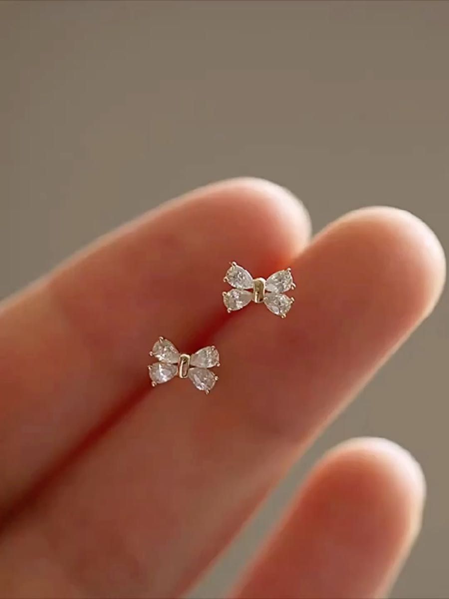 ミニ リボン ピアス ジルコニアピアス 可愛い キラキラ 華奢 シンプル 仕事用 普段用