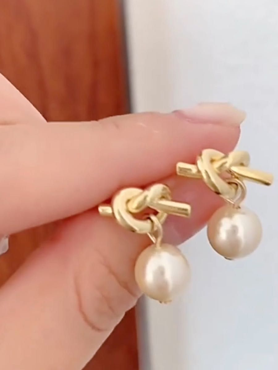 お結びパールピアス ノットパールピアス デザイン華奢 可愛い キラキラ 華やかな
