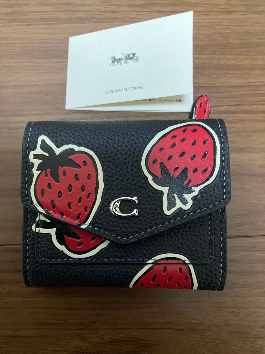 未使用 COACH 三つ折り財布 レザー ブラック いちご柄 苺 イチゴ 未使用 COACH 三つ折り財布 レザー ブラック いちご柄 苺 イチゴ