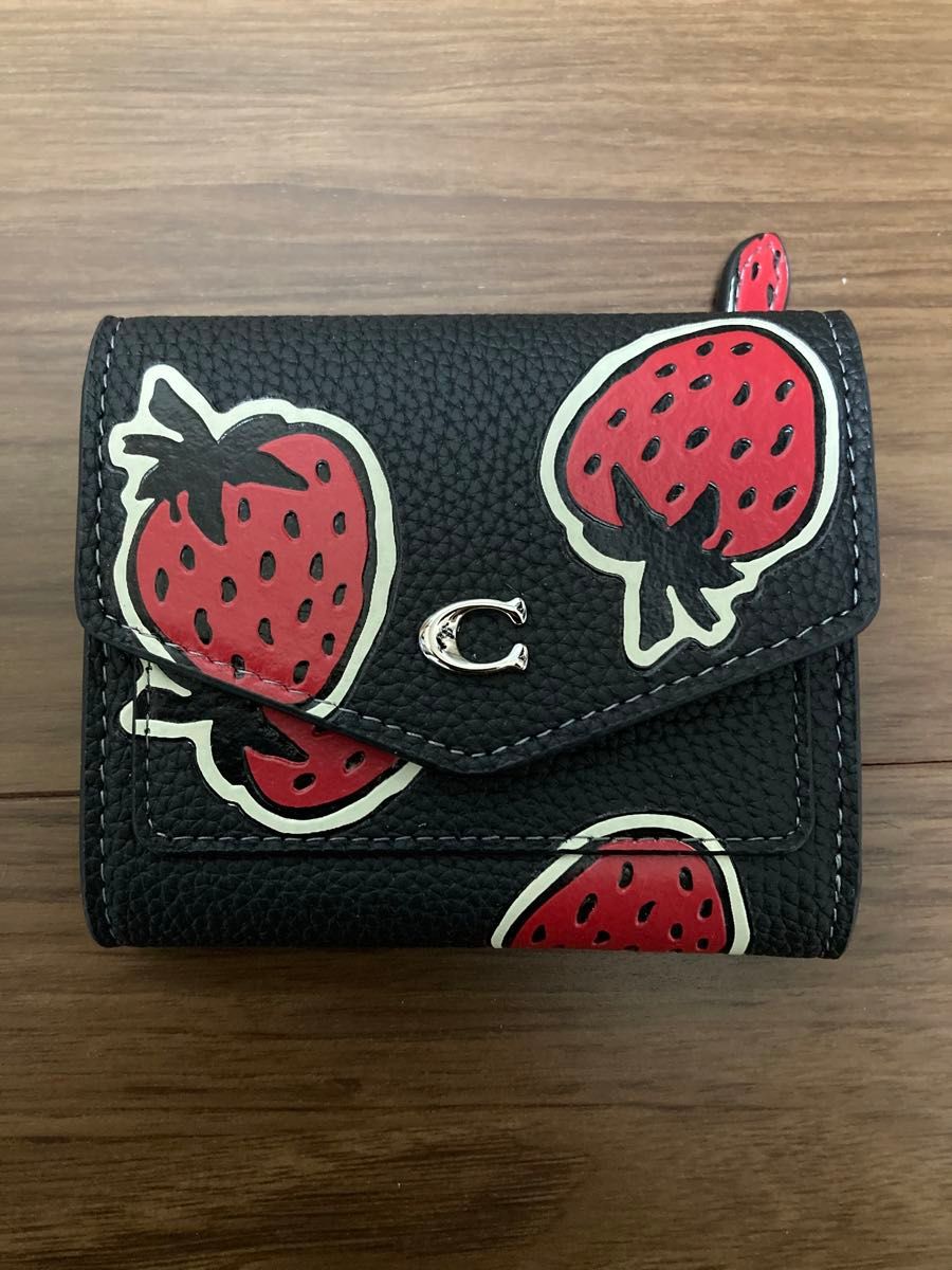 未使用 COACH 三つ折り財布 レザー ブラック いちご柄 苺 イチゴ 未使用 COACH 三つ折り財布 レザー ブラック いちご柄 苺 イチゴ